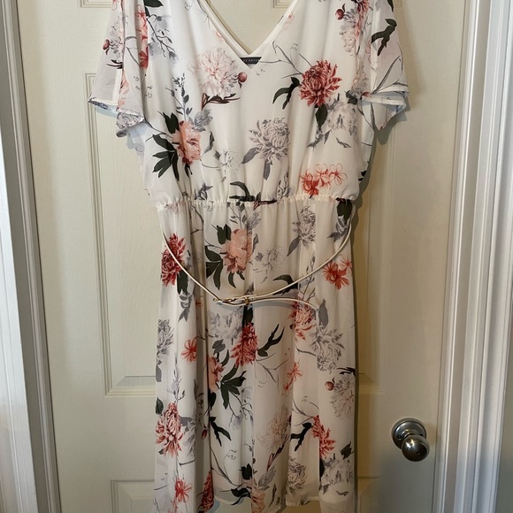 White floral Suzy Shier dress with belt - Picture 1 of 5